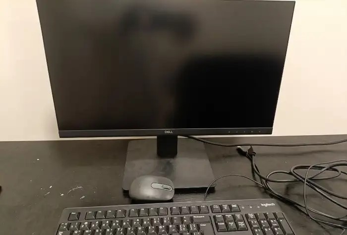 DELL laptop screen شاشة كمبيوتر طراز ديل بحالة ممتازة و مقاس