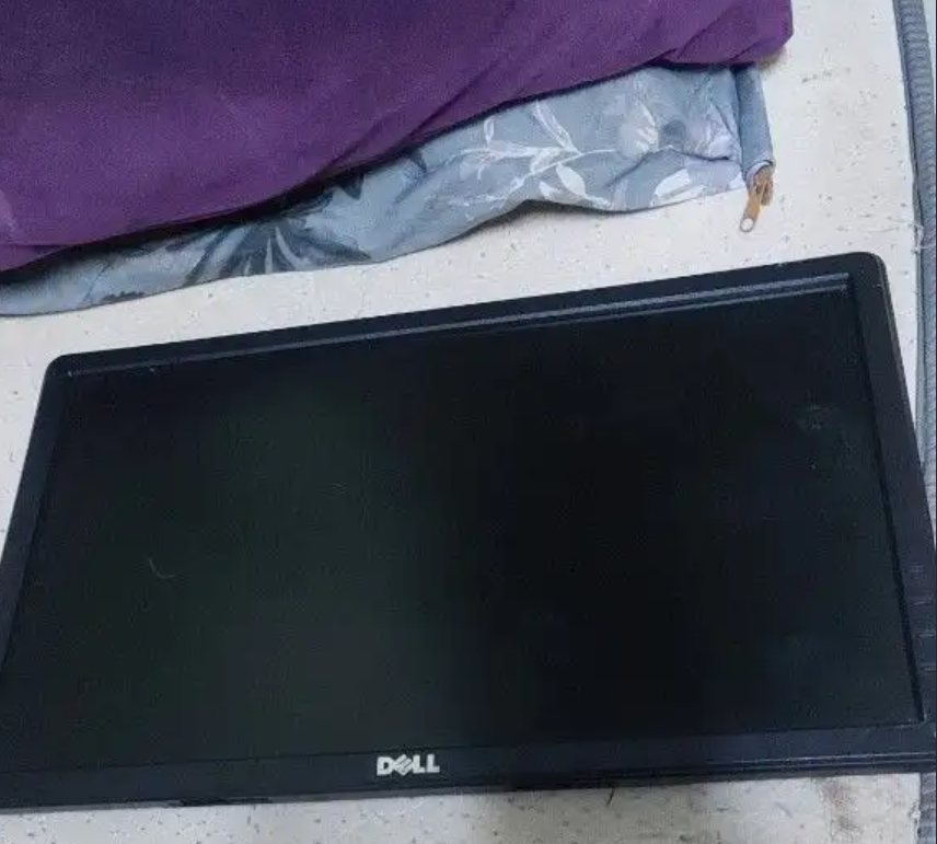 شاشة كمبيوتر 24 بوصة ماركة dell نظيفة شغالة شرط
