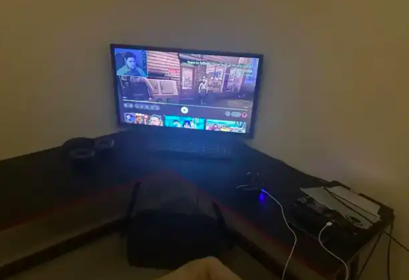 طاوله قيمنق على شكل حرف L