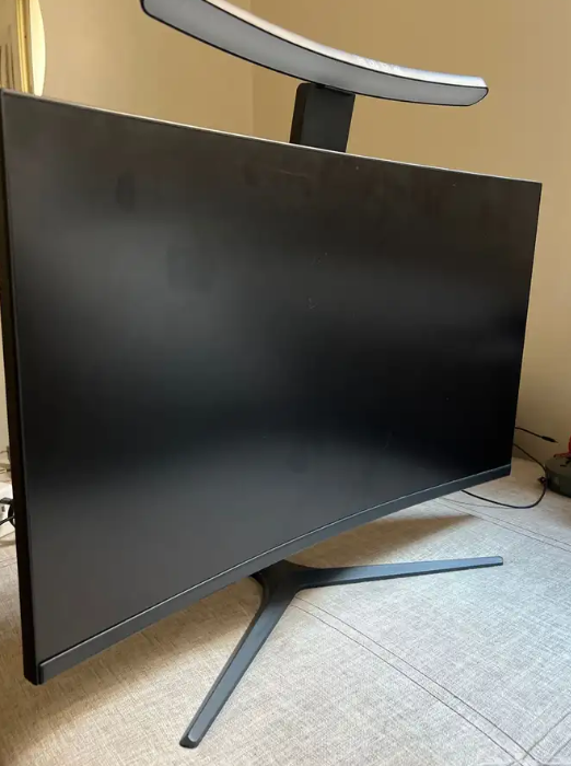 شاشة قيمنق منحنية 27 بوصة - 165Hz مع إضاءة RGB وشريط مكتب