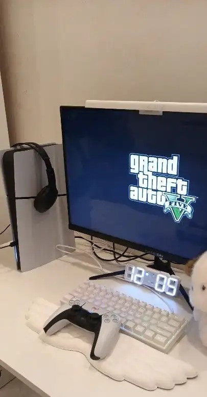 شاشه وكرسي وطاوله للقيمينق للبيع