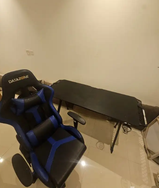 طاوله بي سي كرسي قيمنق جديده ونضيفه كلهم