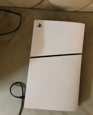 للبيع جهاز بلايستيشن 5 سليم (PS5 Slim)