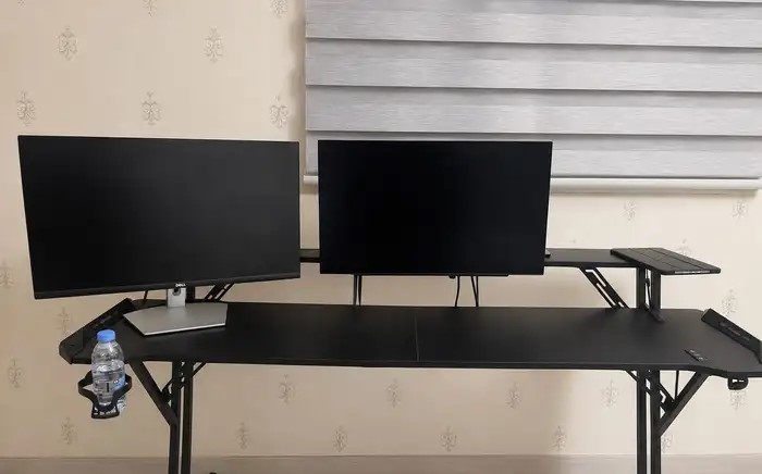طاولة قيمينق فيها RGB لها وف محطوط في الطاولة