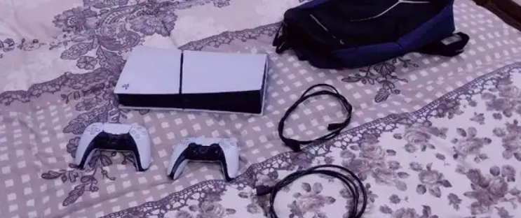 بلاي ستيشن 5 استعمال خفيف 2 يد وشاحن خارجي ووصله شاحن خارجي