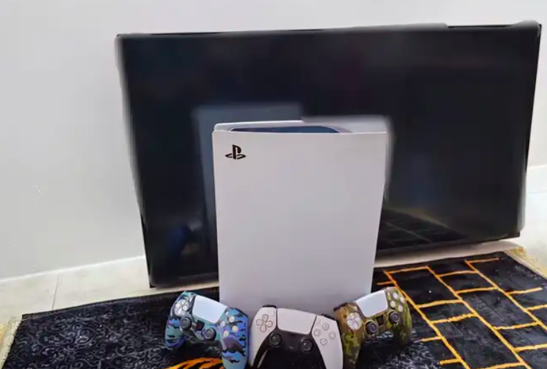 بلايستيشن 5 ps5 و 3 يدات و شاشة