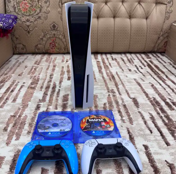 بلاستيشن 5 CD مع يدين وأشرطة اصدار 12.40