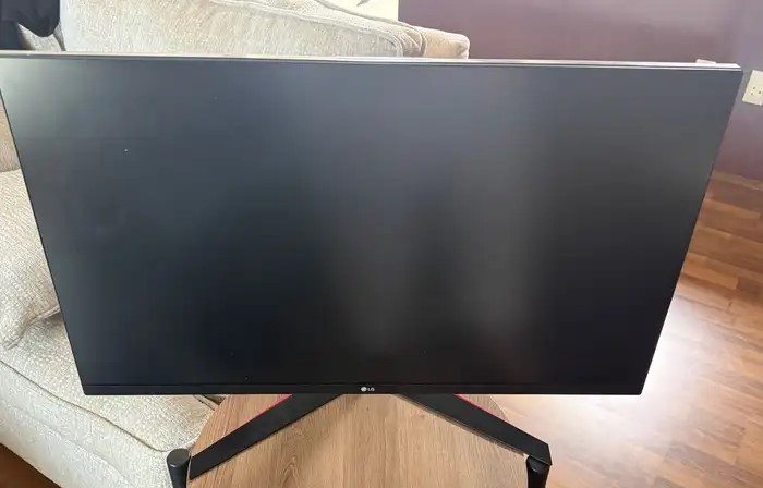 شاشة قيمنق LG 32 بوصه و حامل الشاشة