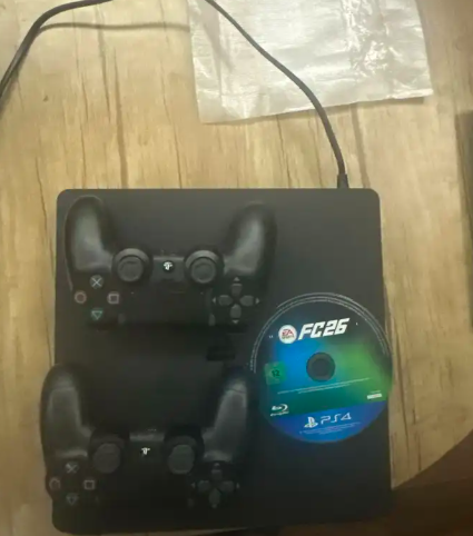 ps4 with fifa 26 cd بلاي ستيشن 4 مع اسطوانه فيفا 36