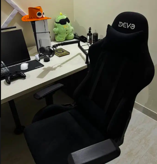 كرسي قيمنق Devo اسود
