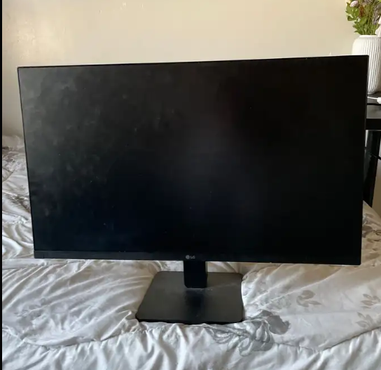 شاشه lg قيمنق ميه هرتز شبه جديدد وبيع سوم وحدي فيها 420